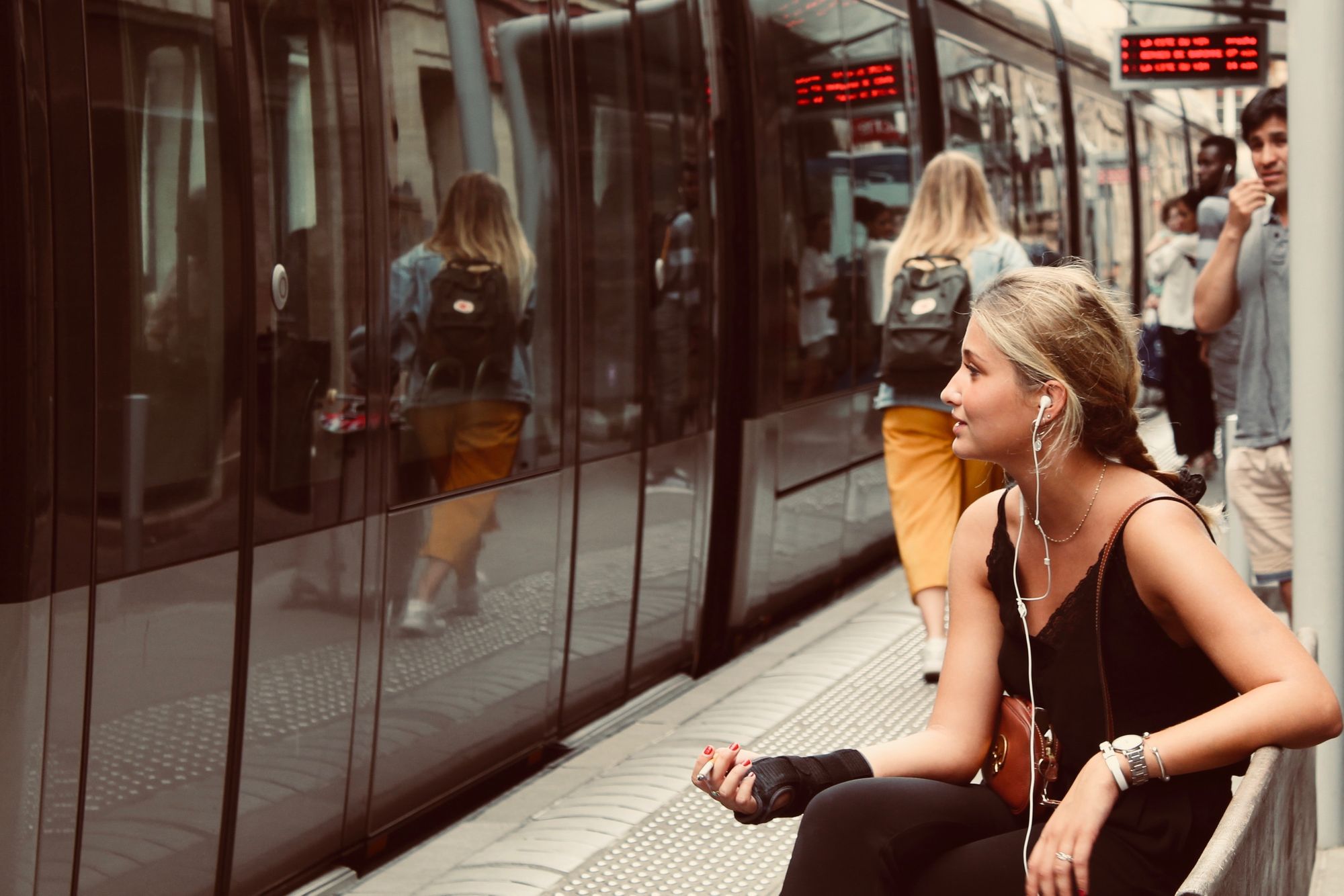 dziewczyna czekająca na tramwaj