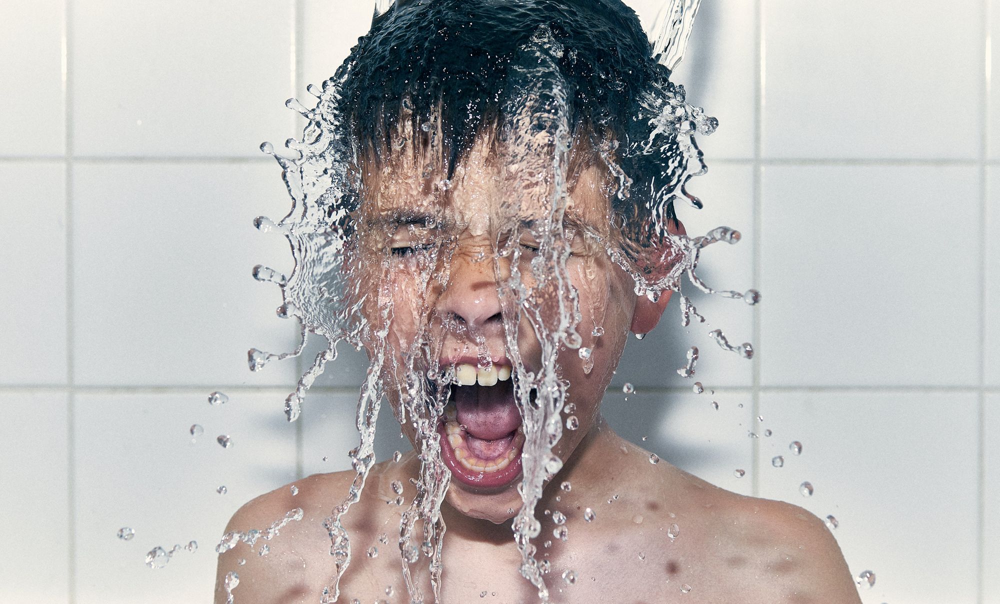 chłopiec pod prysznicem