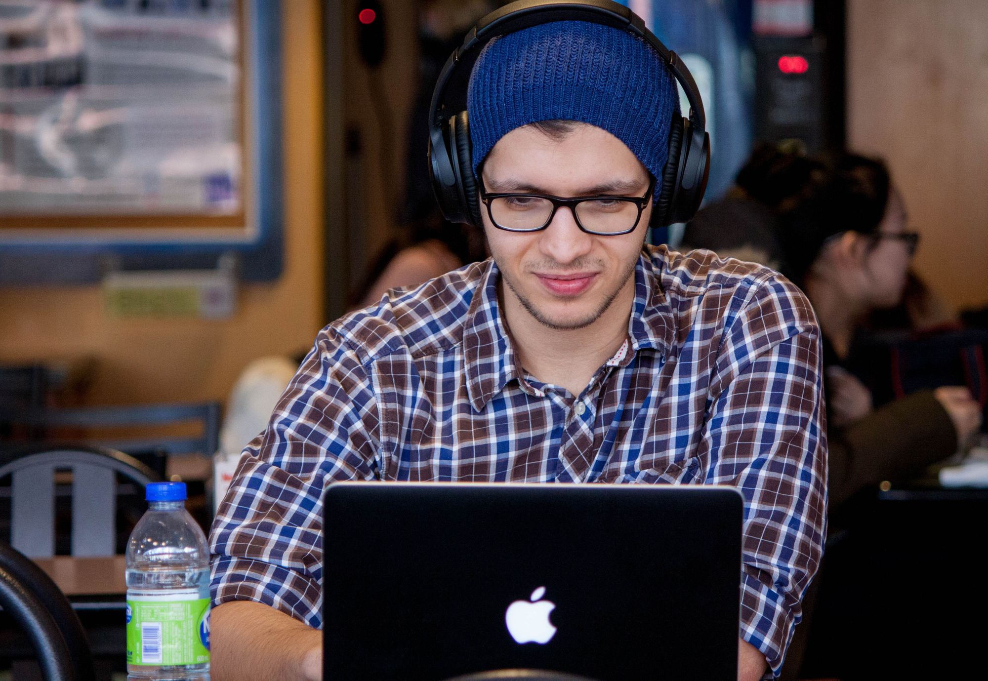 mężczyzna przeglądający internet w laptopie