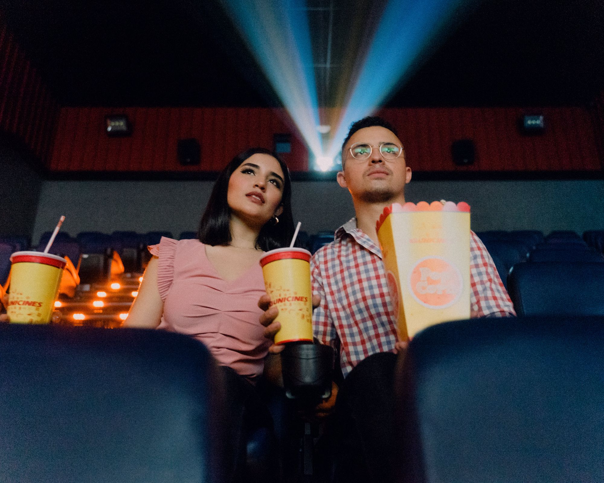 para oglądająca film w kinie