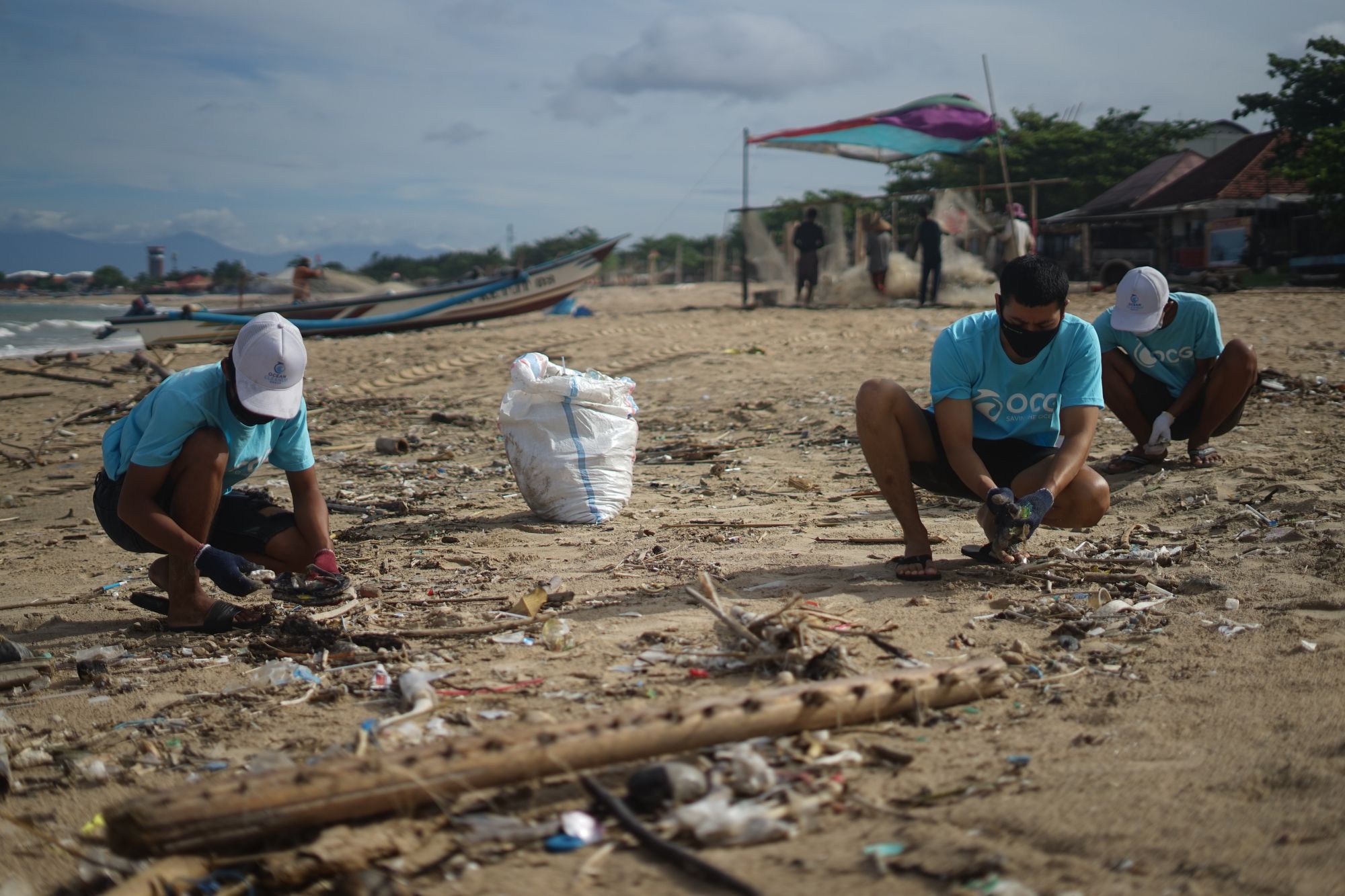 wolontariusze sprzątają plaże