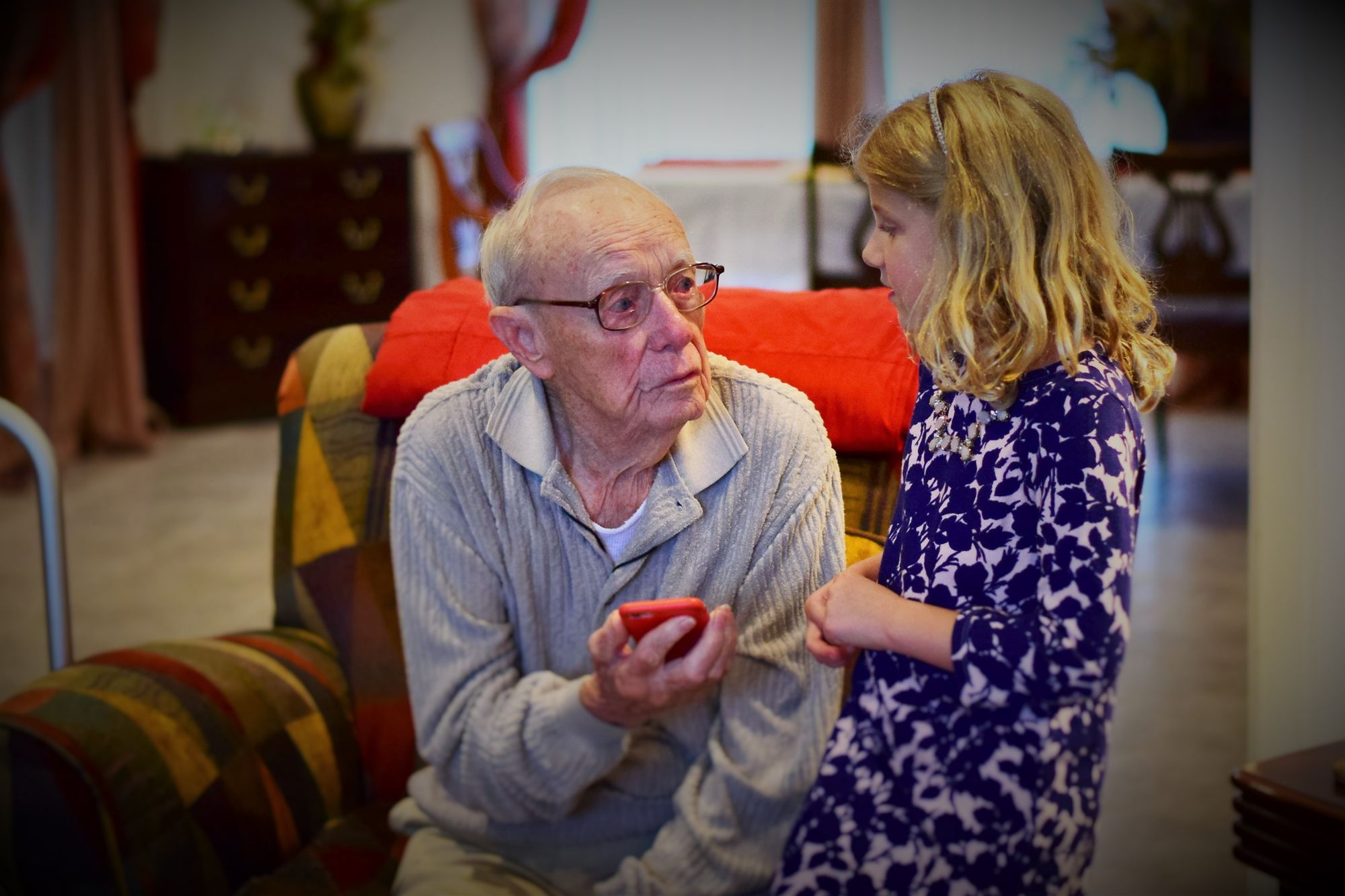 Starszy mężczyzna rozmawia z dziewczynką