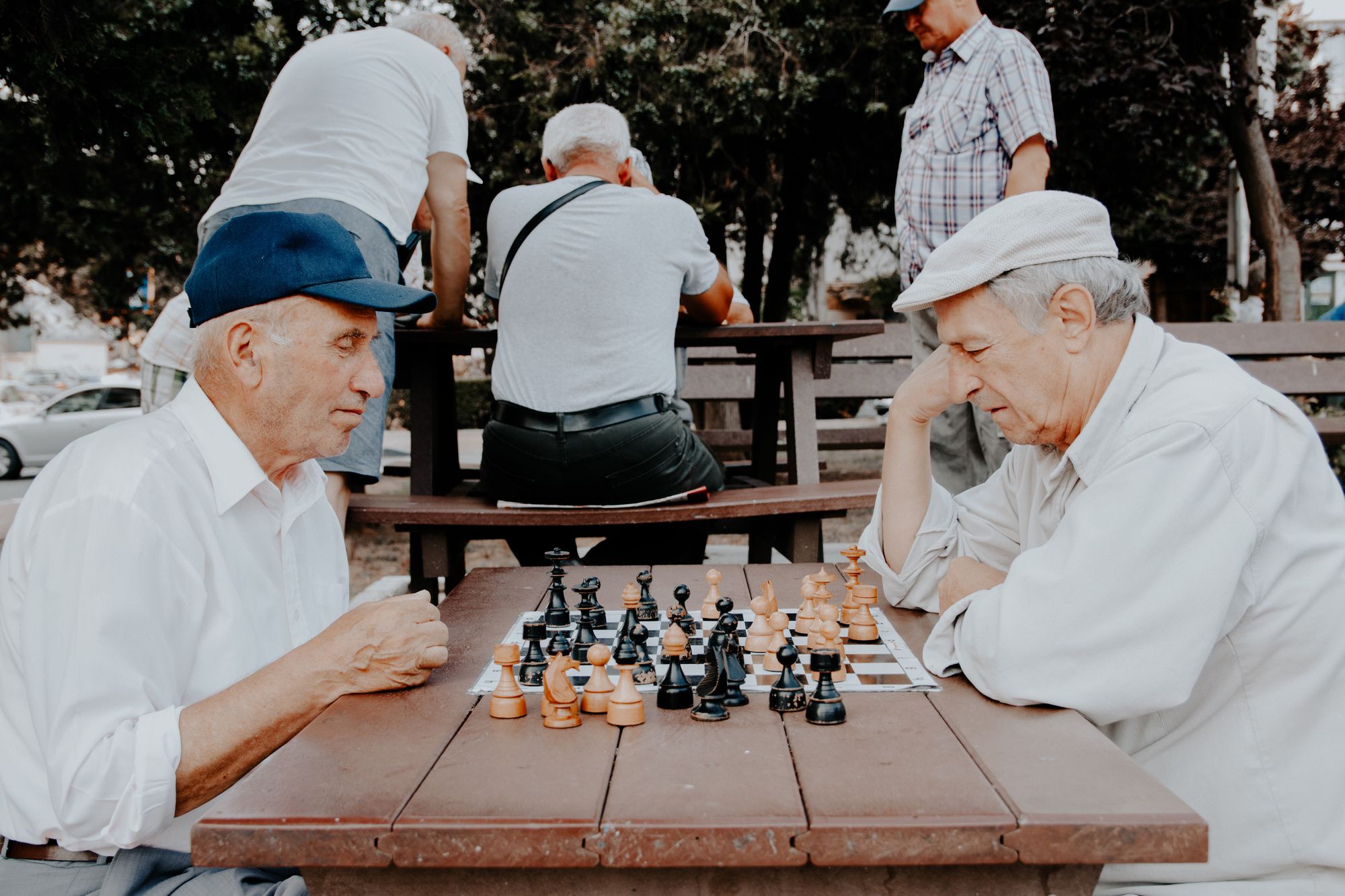 mężczyźni grają w szachy