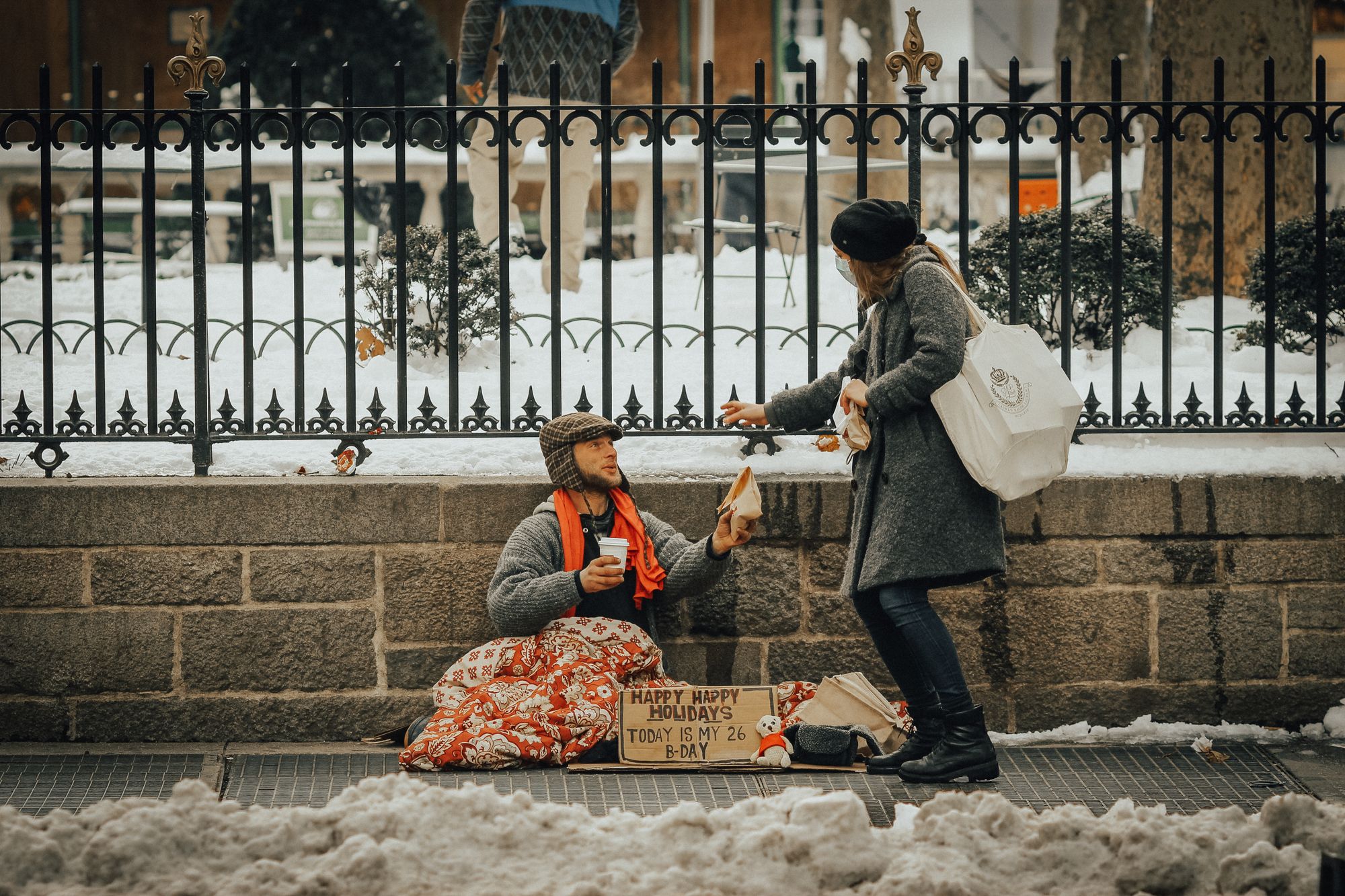 kobieta pomaga mężczyźnie na ulicy