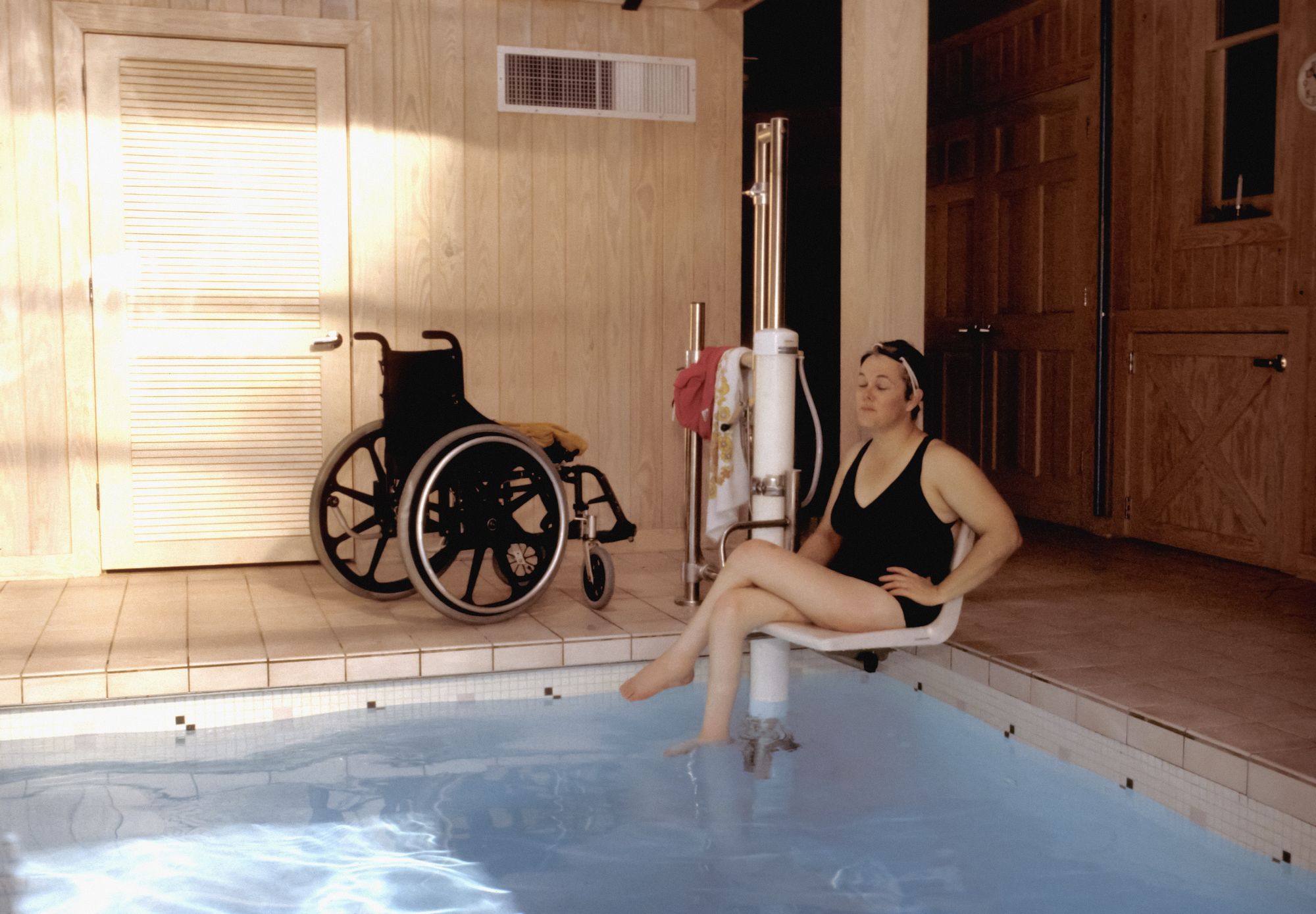 niepełnosprawna kobieta zjeżdżająca do basenu