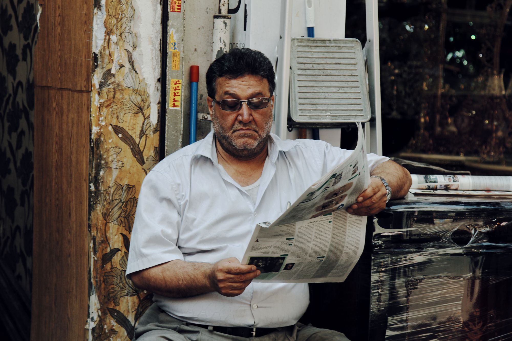 mężczyzna czytający gazetę