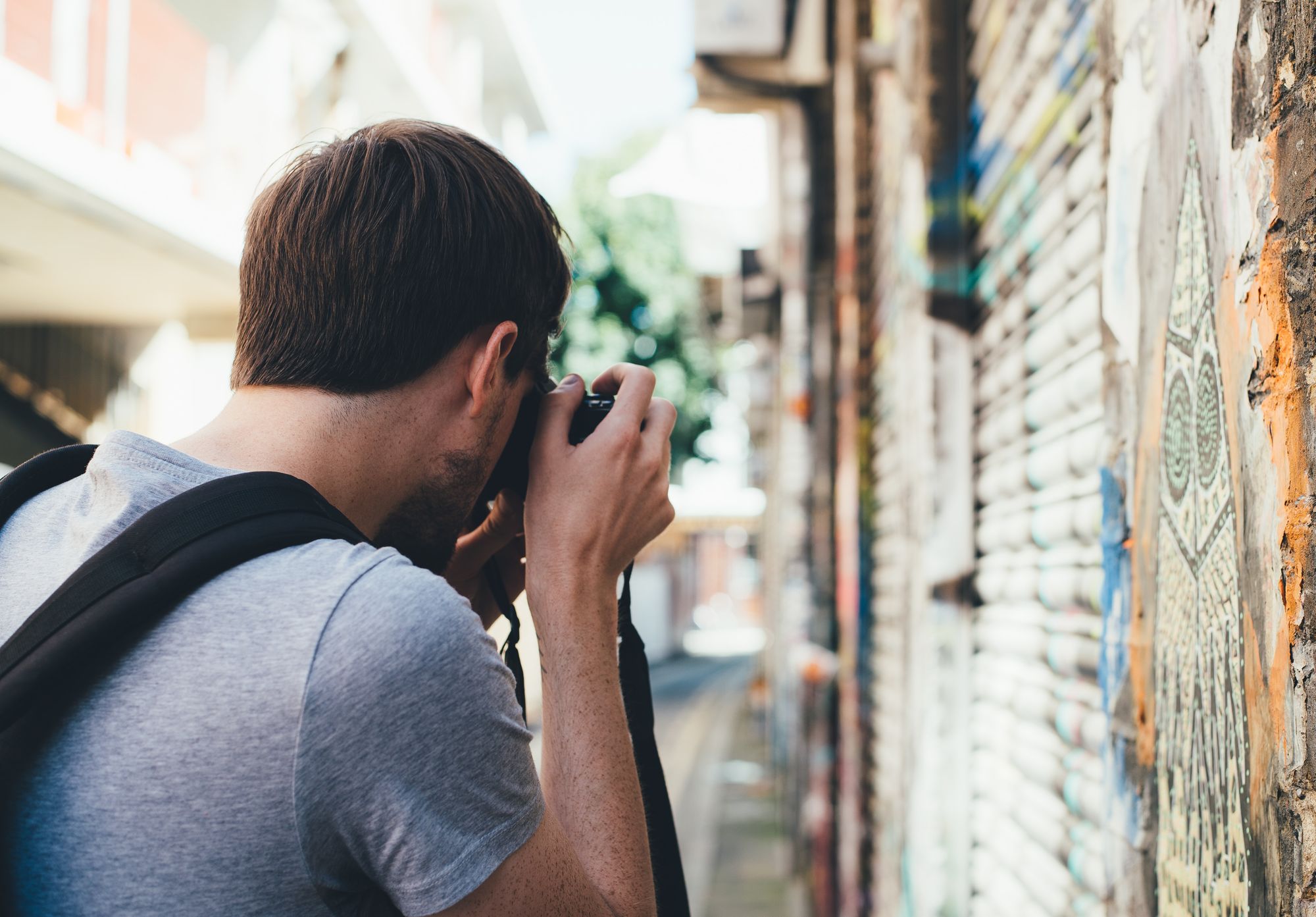 mężczyzna fotografuje ulice