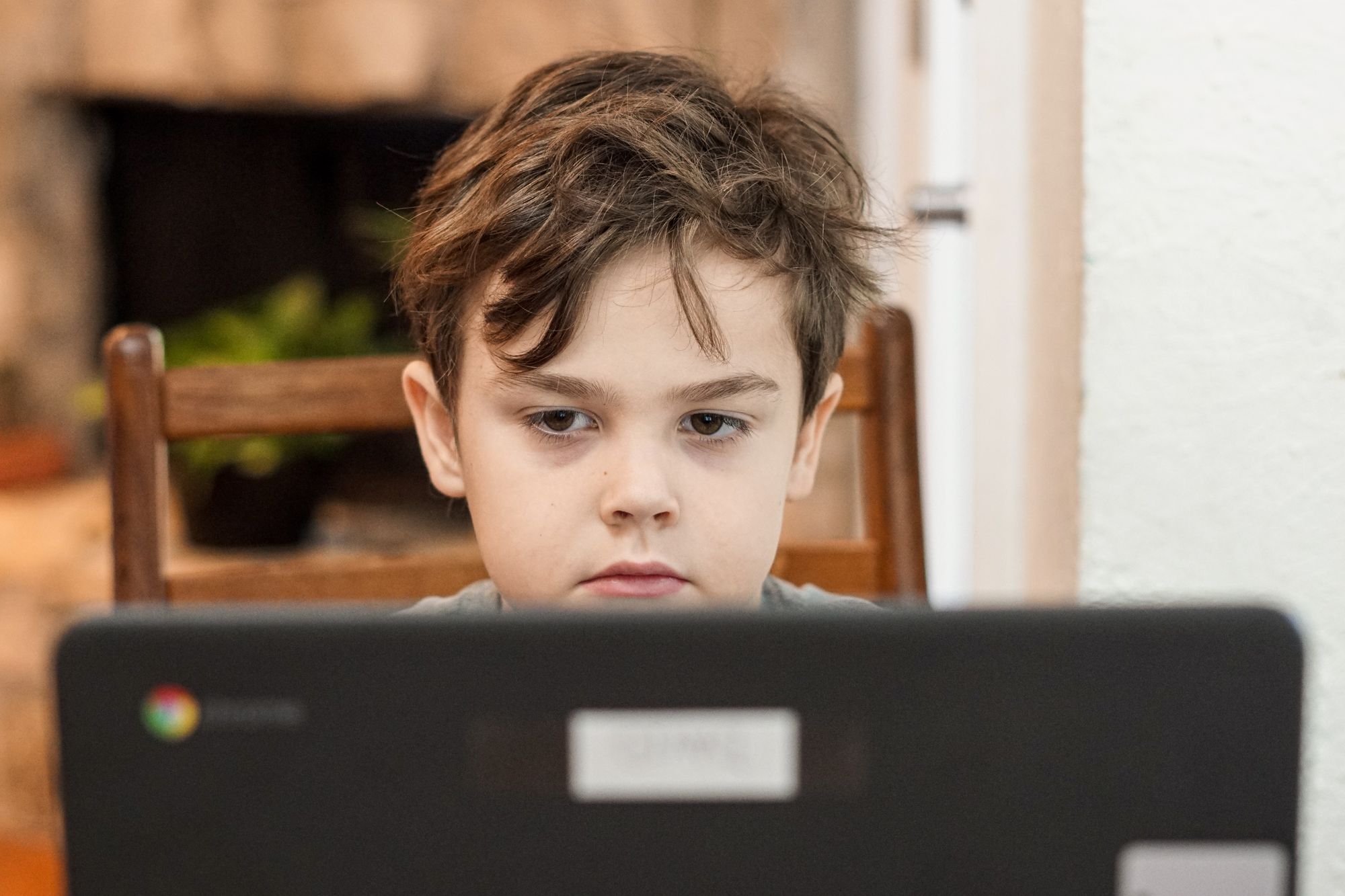 chłopiec przed komputerem