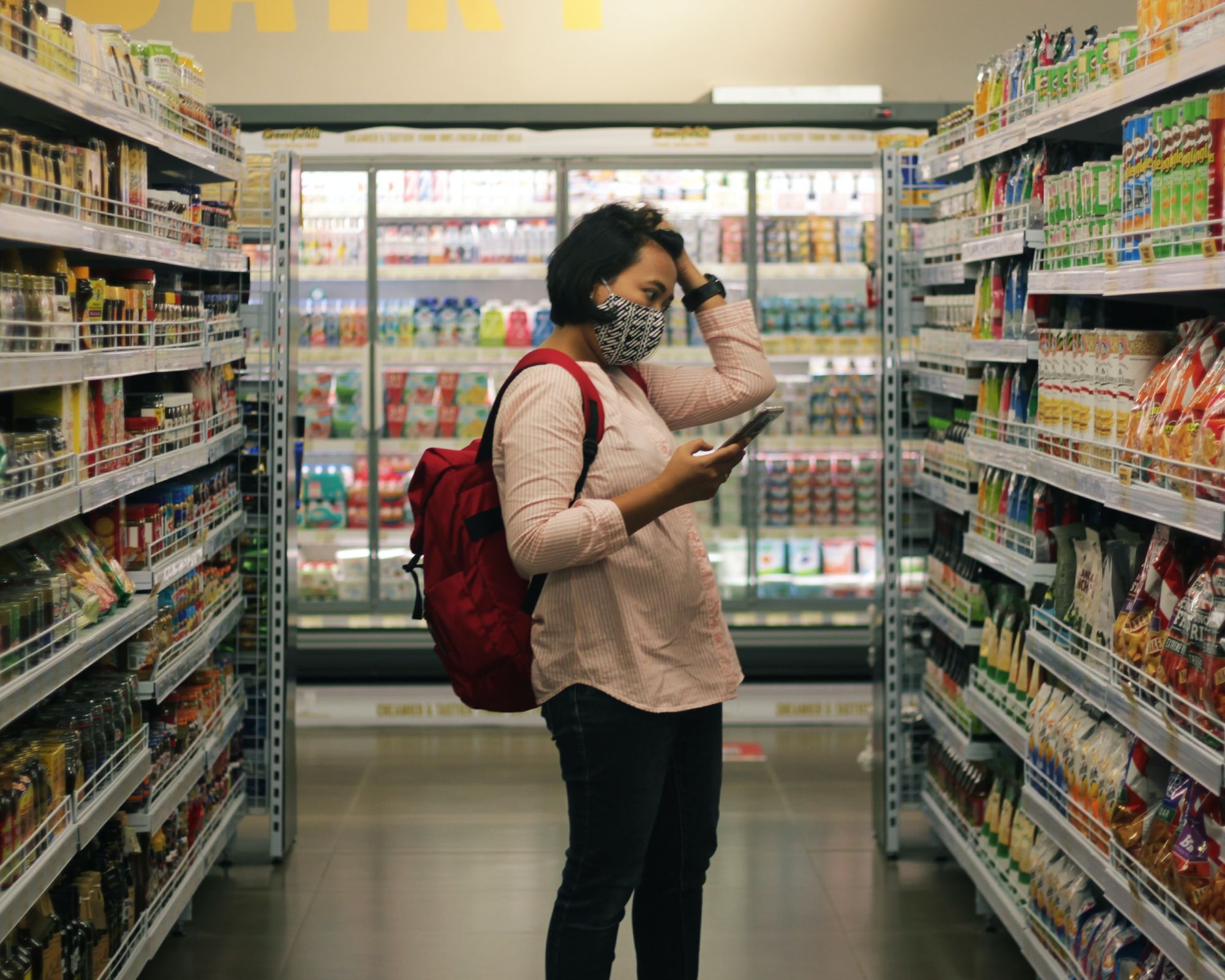 kobieta w supermarkecie