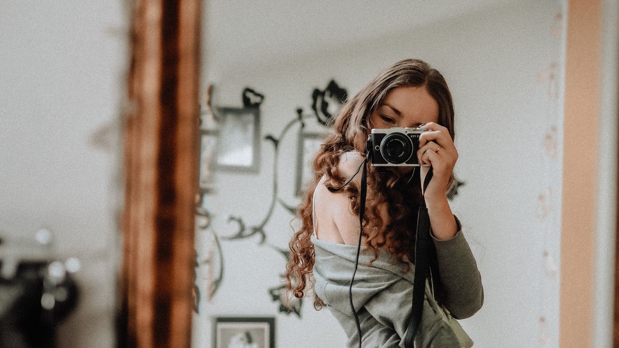 dziewczyna robiąca sobie zdjęcie w lustrze